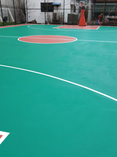 句容 球场长期使用易出现地面开裂